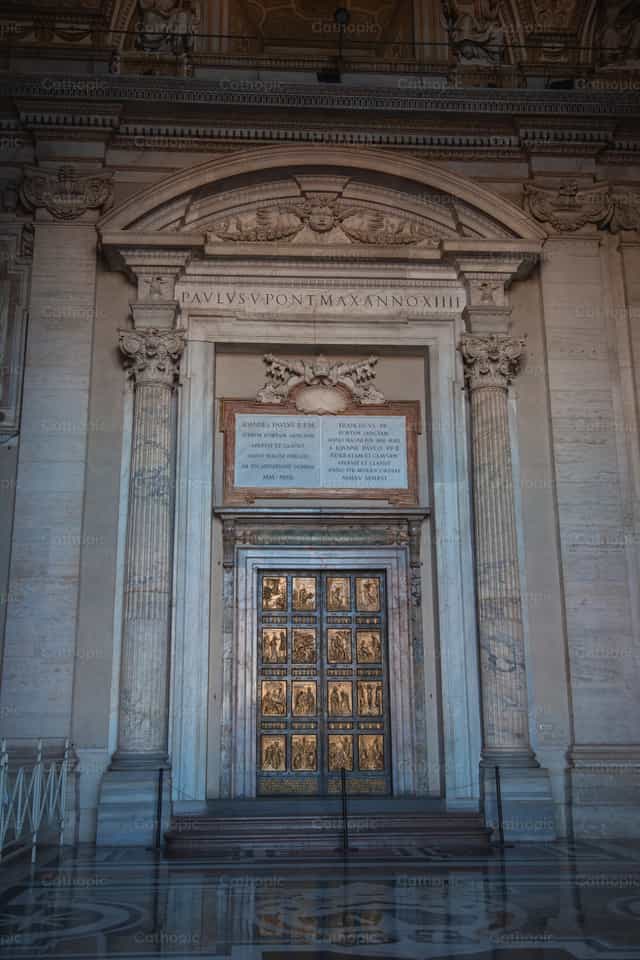 La Puerta Santa de la Basílica de San Pedro - Banco de imágenes católicas - Fotografía por Yandry Fernández Perdomo