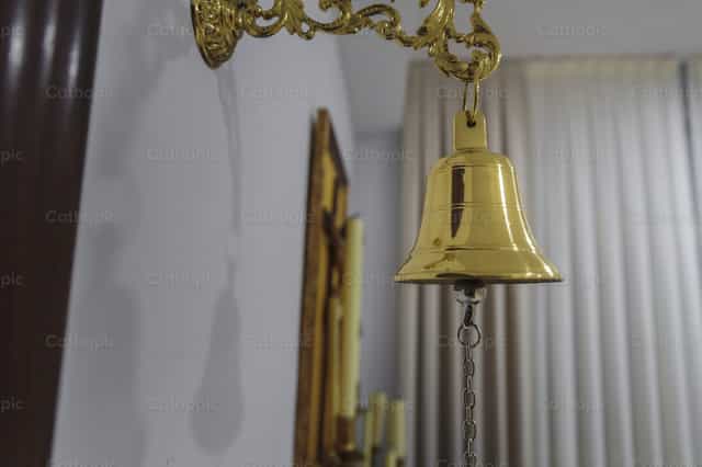 Pequeña campana en la sacristía - Banco de imágenes católicas