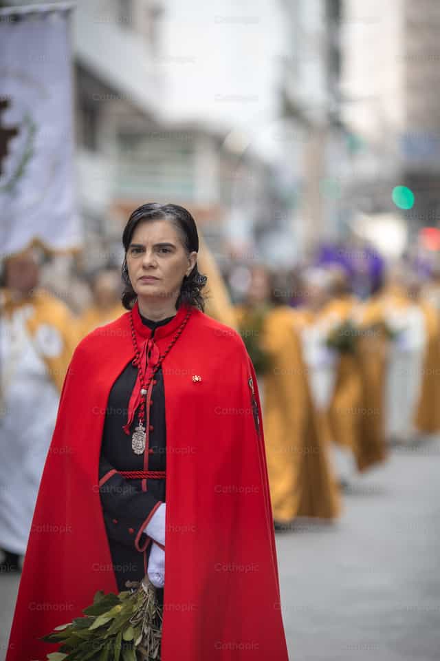 Mujer con ramo de olivo en Domingo de Ramos - Banco de imágenes católicas