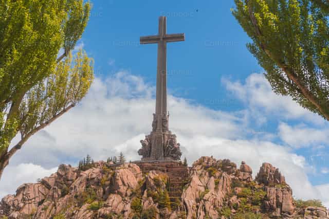 Cruz que cuida el Cielo - Banco de imágenes católicas - Fotografía por Rodrigo De Miguel