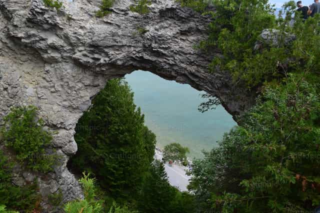 Between the Arch - Catholic stock images - Photo by Sophia Bauer