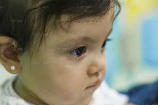 Niña pequeña - Banco de imágenes católicas