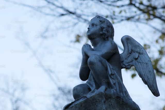 Anjo em oração - Imagens católicas de stock