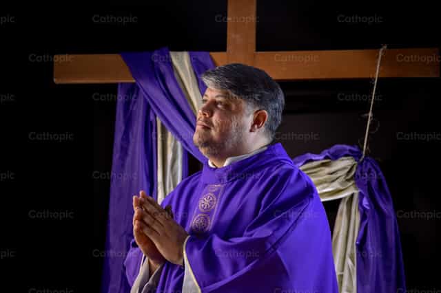 Sacerdote orando durante el tiempo de la Cuaresma - Banco de imágenes católicas - Fotografía por Miguel White