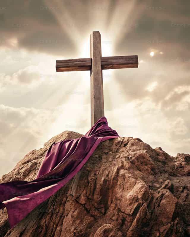 Croix sur la montagne avec ciel nuageux et manteau pourpre - Images catholiques de stock - Photo de God Designer