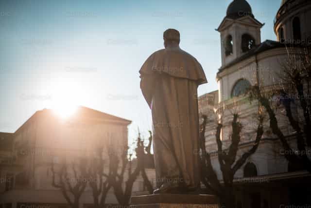 O primeiro pátio de Dom Bosco e da Basílica - Imagens católicas de stock - Foto de Vytautas Markūnas SDB