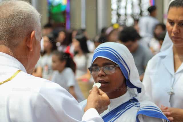 Monseñor Owaldo dando la comunión - Banco de imágenes católicas - Fotografía por Andrés José Barbera Zambrano