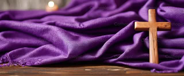 Croix en bois avec tissu violet - Images catholiques de stock