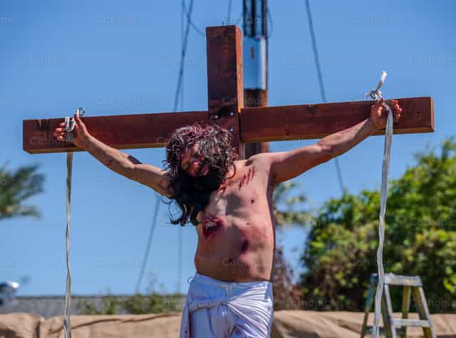 Jesús en la cruz - Banco de imágenes católicas