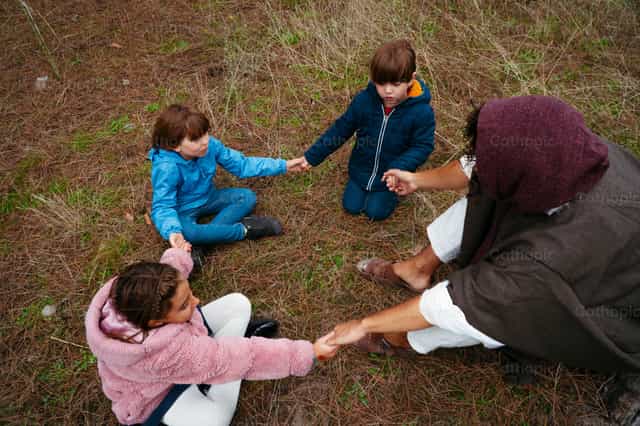 Jesús reza con los niños - Banco de imágenes católicas - Fotografía por Almures Studio