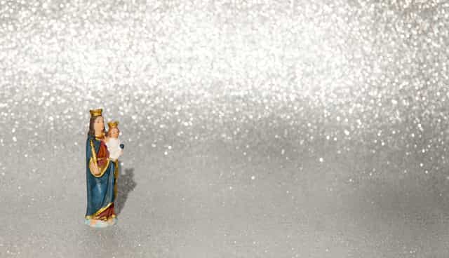 Virgen con Niño sobre fondo plateado - Banco de imágenes católicas - Fotografía por Carolina BR