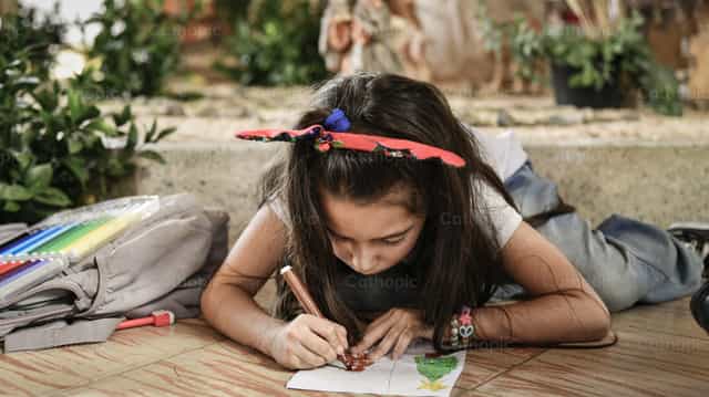 Niña coloreando en catequesis - Banco de imágenes católicas