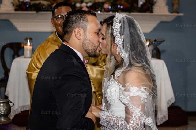 Kiss of love - Catholic stock images - Photo by Andrés José Barbera Zambrano