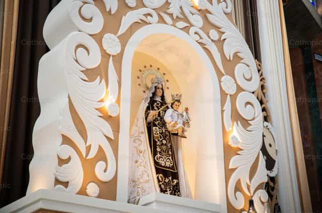 Nossa Senhora do Carmo em uma nicho ornamental - Imagens católicas de stock - Foto de Carolina BR