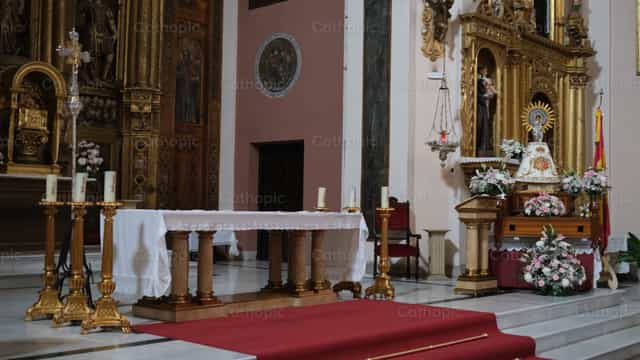 Altar de la Parroquia de San Juan Bautista - Banco de imágenes católicas