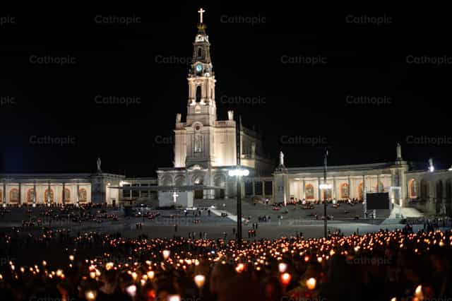 Procesión de las Antorchas en Santuario de Fátima - Banco de imágenes católicas