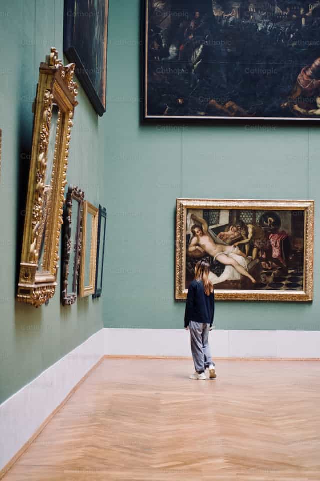 Person in museum - Catholic stock images - Photo by Lupe Belmonte