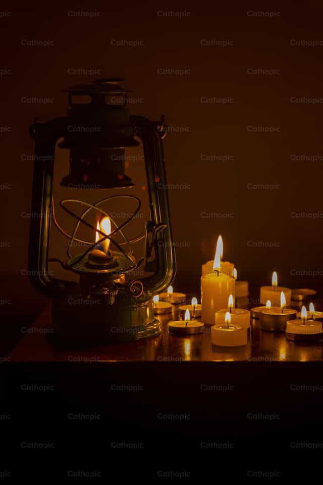 Farol y velas - Banco de imágenes católicas - Fotografía por Titi Maciel Pérez