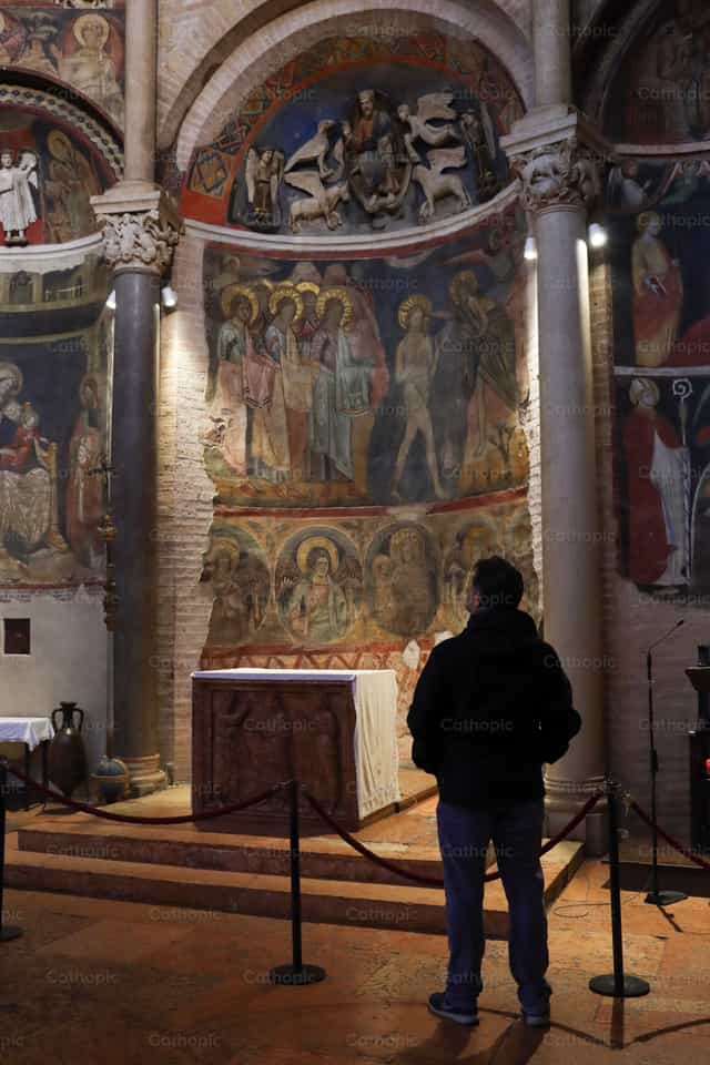 Osoba modląca się - Katolickie zdjęcia stockowe