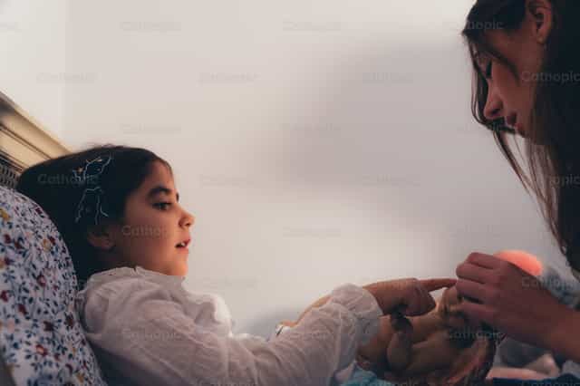 Orando con el Niño Jesús antes de dormir - Banco de imágenes católicas - Fotografía por Almures Studio