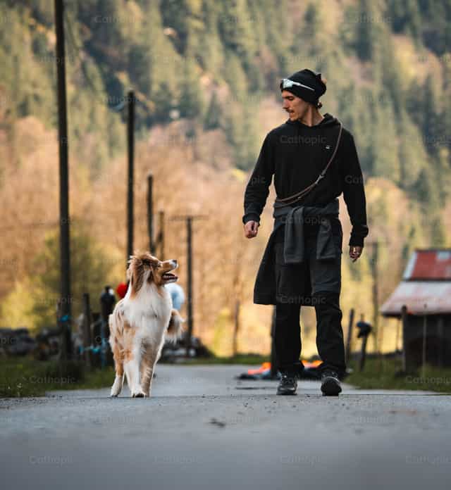 Hombre joven paseando con su mascota - Banco de imágenes católicas - Fotografía por Santiago de la Hoz