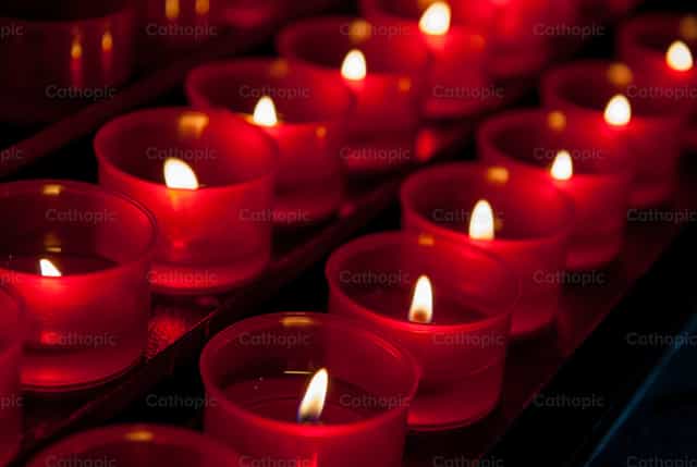 Velas votivas para pedir la gracia - Banco de imágenes católicas