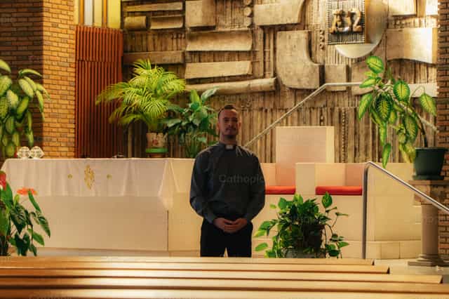 Sacerdote a la espera de reunión multicultural - Banco de imágenes católicas - Fotografía por Almures Studio