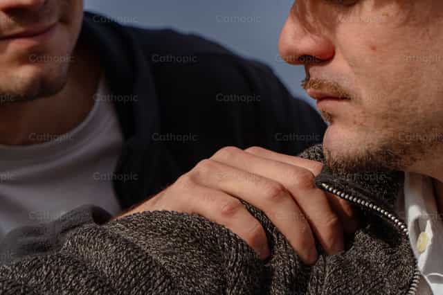 Amigo que ayuda en los momentos dificiles - Banco de imágenes católicas - Fotografía por Almures Studio