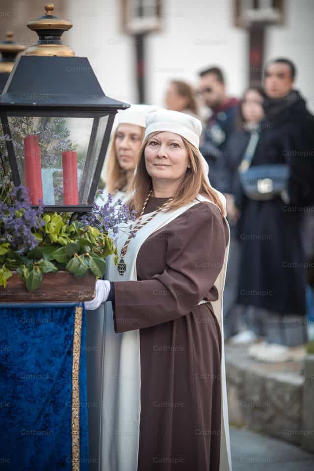 Mujer feliz participa en procesión católica - Banco de imágenes católicas - Fotografía por Yandry Fernández Perdomo