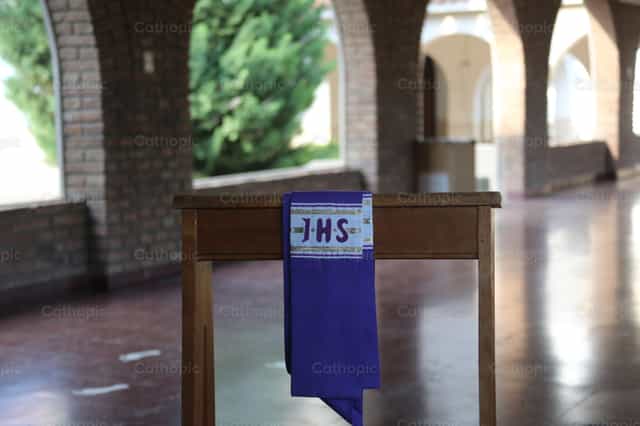 Reclinatorio para la confesión y estola - Banco de imágenes católicas - Fotografía por Consuelo Garcia Faure