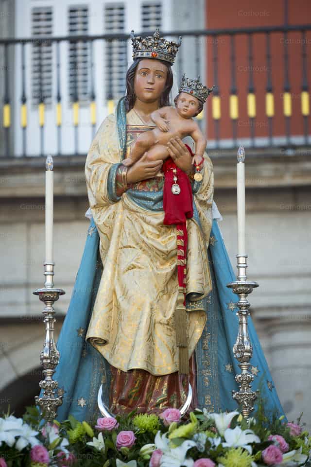 Nuestra señora de la Almudena - Banco de imágenes católicas - Fotografía por Álvaro García
