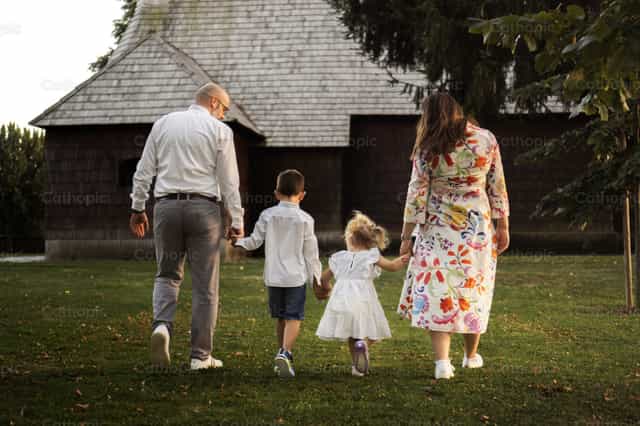 La familia junta yendo a la iglesia - Banco de imágenes católicas - Fotografía por Jakov Pleše