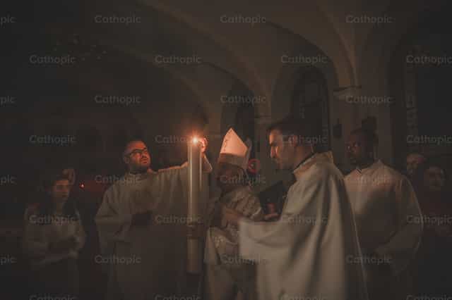 Enciende una luz - Banco de imágenes católicas - Fotografía por Yandry Fernández Perdomo