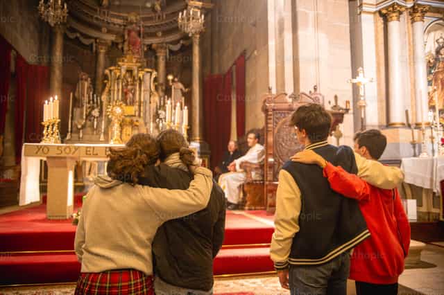 Jovenes que rezan ante el Santisimo Sacramento - Banco de imágenes católicas - Fotografía por Yandry Fernández Perdomo
