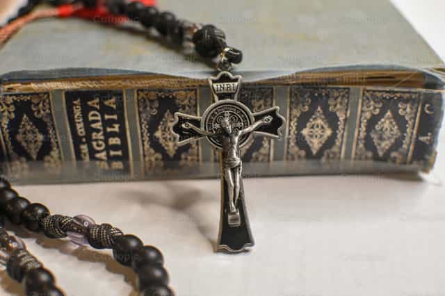 Un rosario nero e una Bibbia spagnola - Immagini stock cattoliche - Foto di Luisa Oswalt