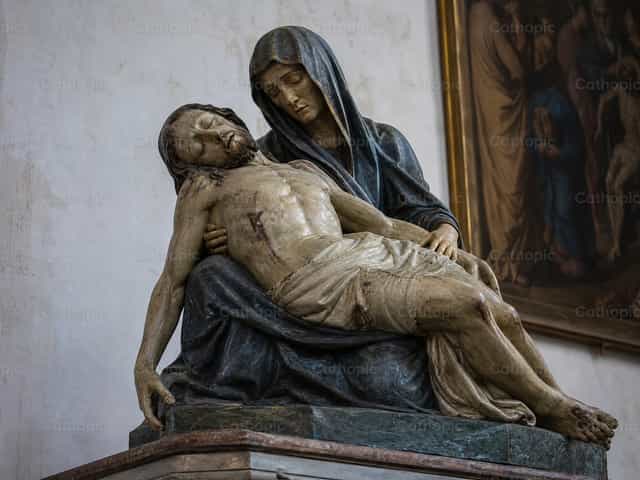 Scultura della Pietà della Madre Addolorata e di Cristo - Immagini stock cattoliche - Foto di David Pleše