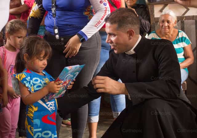 Entrega de Regalos - Banco de imágenes católicas - Fotografía por Carlos Daniel