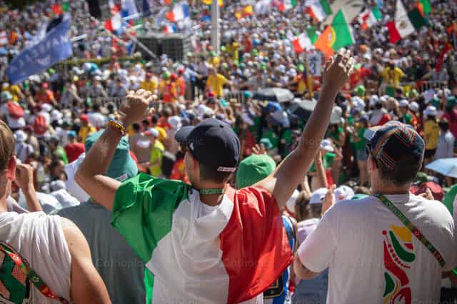 Jóvenes Italianos celebran en la JMJ - Banco de imágenes católicas - Fotografía por Yandry Fernández Perdomo