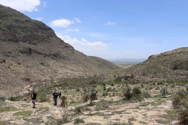 Personas caminando en la montaña - Banco de imágenes católicas - Fotografía por Saul Ibarra