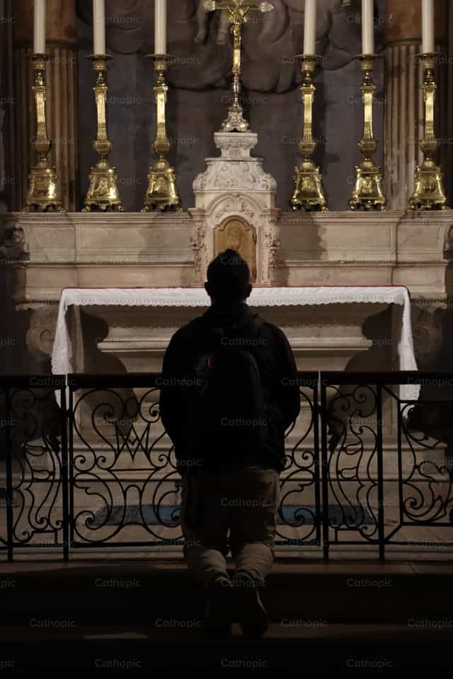 Imádkozó férfi - Katolikus stockképek - Fotó: Frames Cristianos
