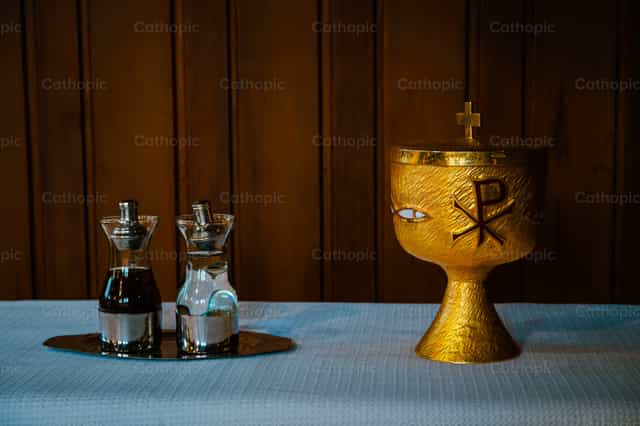 Vase et patène - Images catholiques de stock - Photo de Javier Bastidas