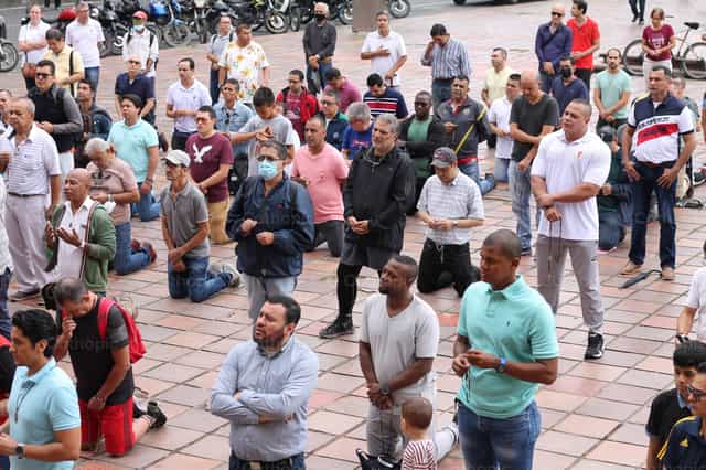 Hombres Rezando el Rosario - Banco de imágenes católicas