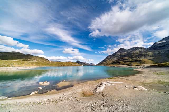Malerischer alpiner Bergsee mit klarem Wasser und felsigen Ufern - Katholische Stockfotos - Foto von Michelangelo Oprandi