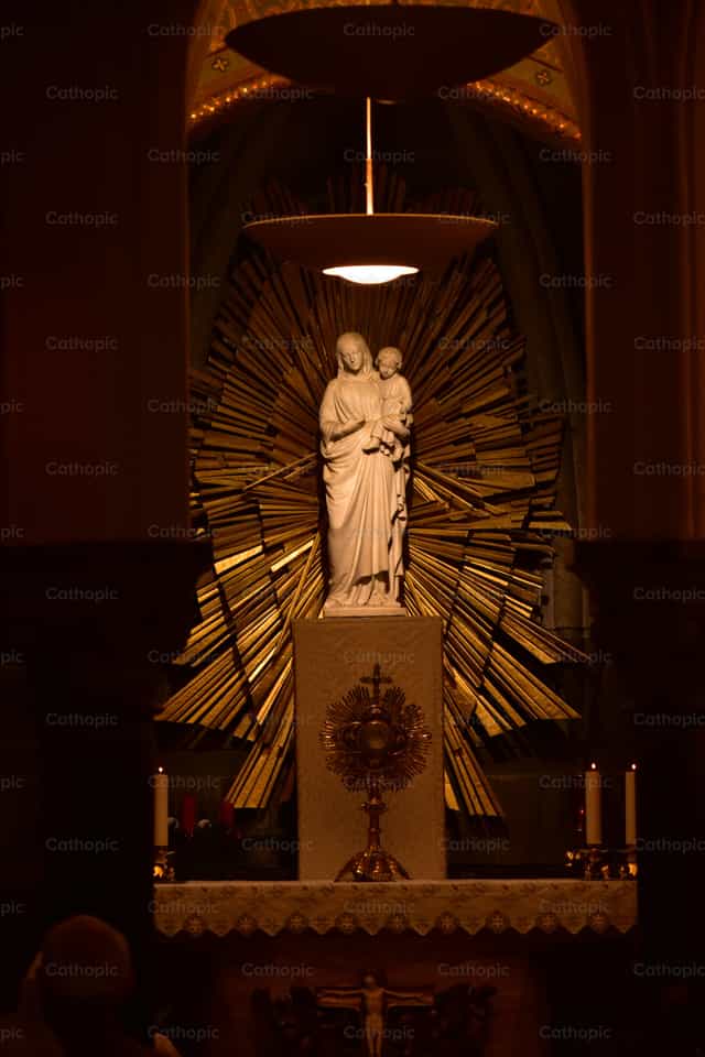 Zu Jesus durch Maria - Katholische Stockfotos