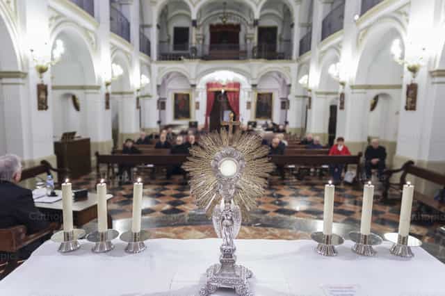Santissimo Sacramento esposto durante un ritiro - Immagini stock cattoliche - Foto di Diócesis de Córdoba