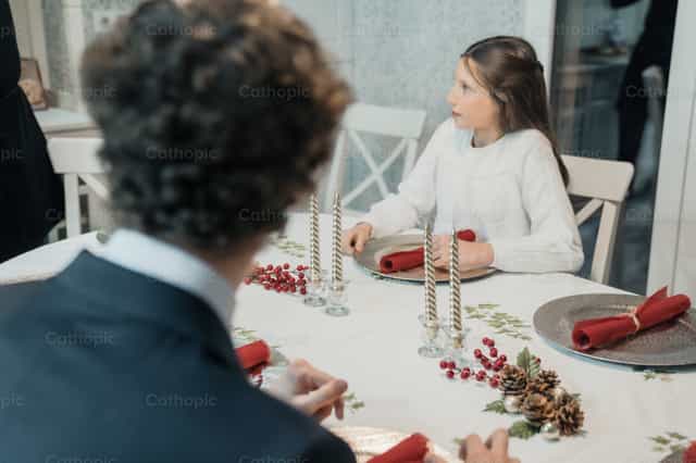 Mesa con decoraciones de Navidad - Banco de imágenes católicas - Fotografía por Almures Studio