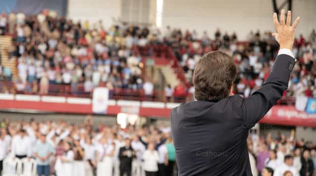 Una multitud en oración - Banco de imágenes católicas - Fotografía por Carolina BR