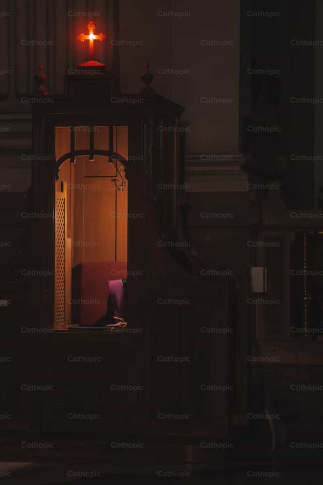 Confesionario abierto - Banco de imágenes católicas - Fotografía por Rodrigo De Miguel