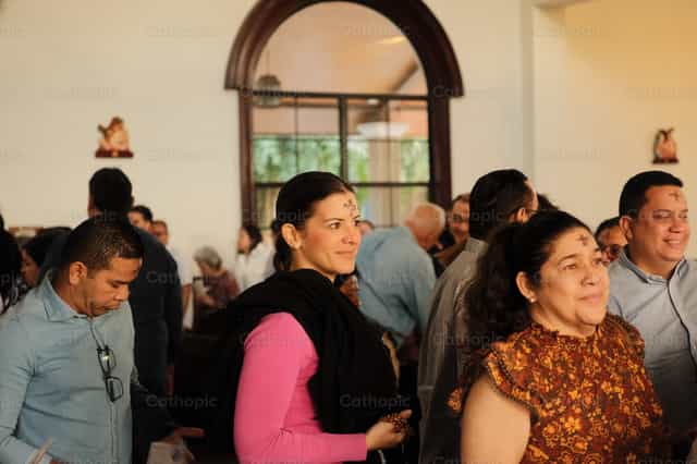 Feligresía alegre en Cuaresma - Banco de imágenes católicas - Fotografía por Leider Mendoza