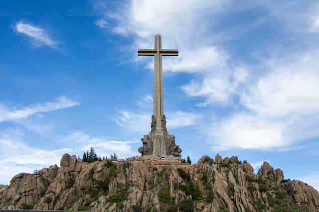 O mundo gira e a cruz permanece de pé - Imagens católicas de stock